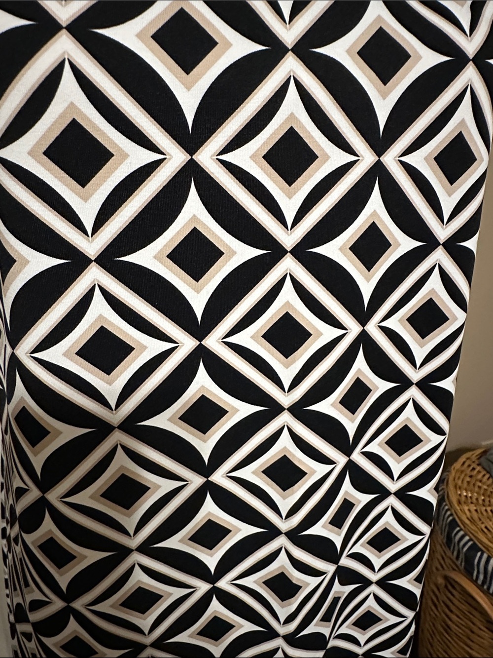 Lulu-B Black and White Geometric Keyhole Midi Dress - Picture 3 of 4